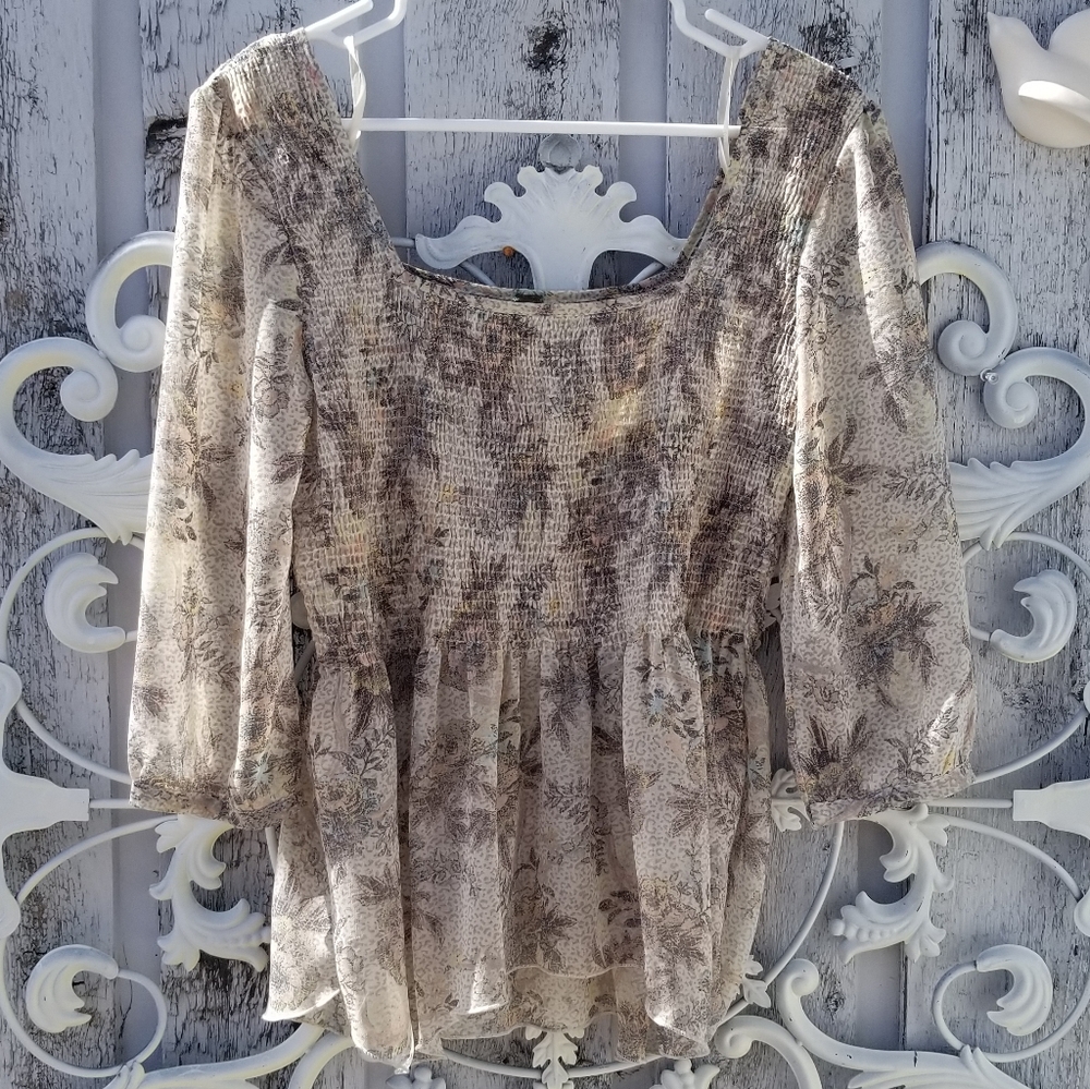 Romantic Ruched Floral Top - Picture 2 of 8